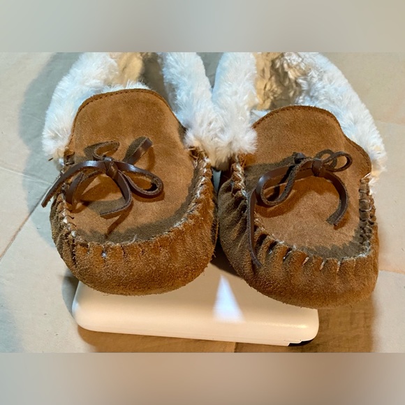 💥Tommy Bahama Fuzzy lined Leather Suede Moccasins💥 - Picture 4 of 8